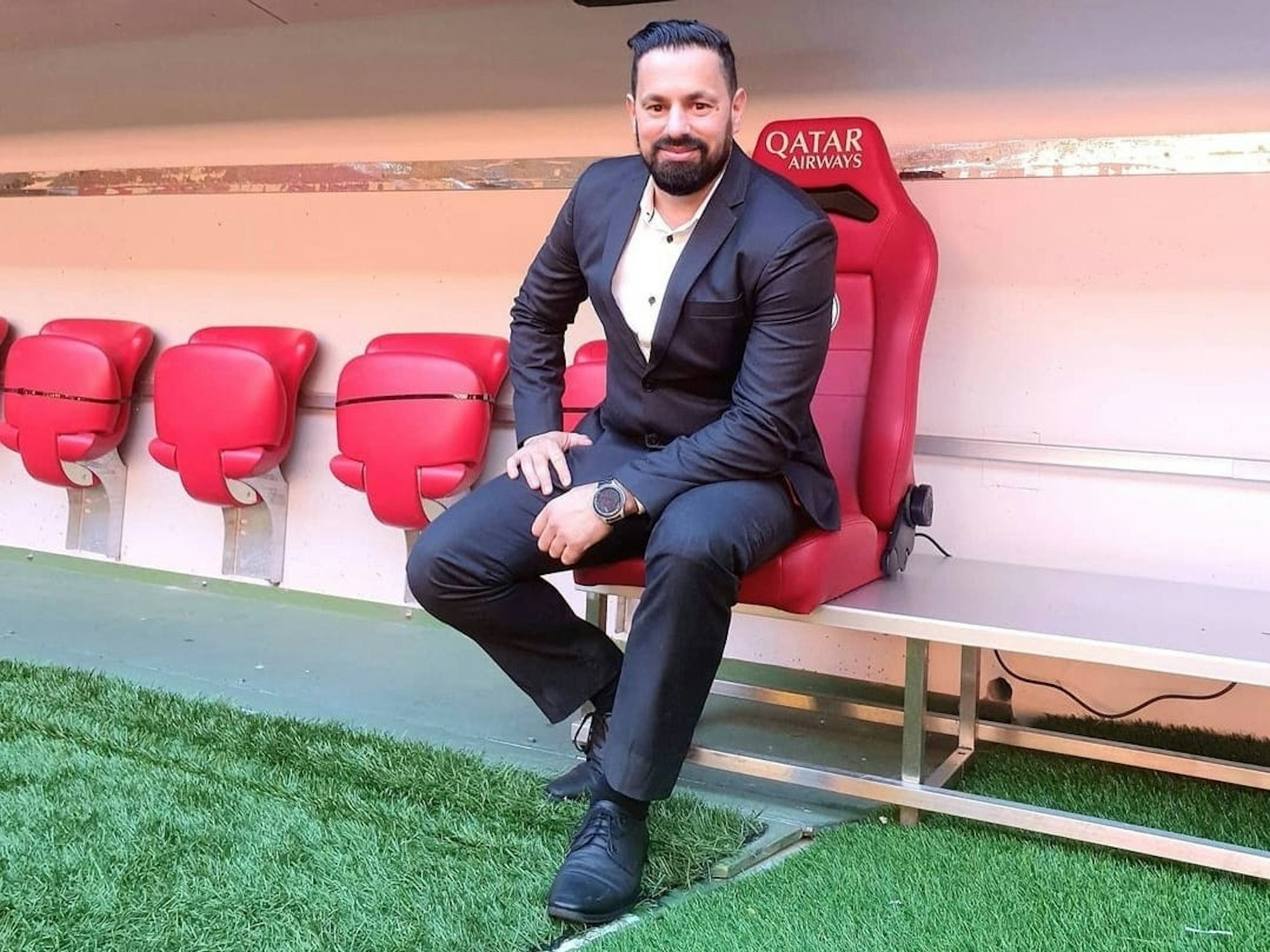 Soufiane Mokhtari sitzt auf der Bank in der Allianz Arena.