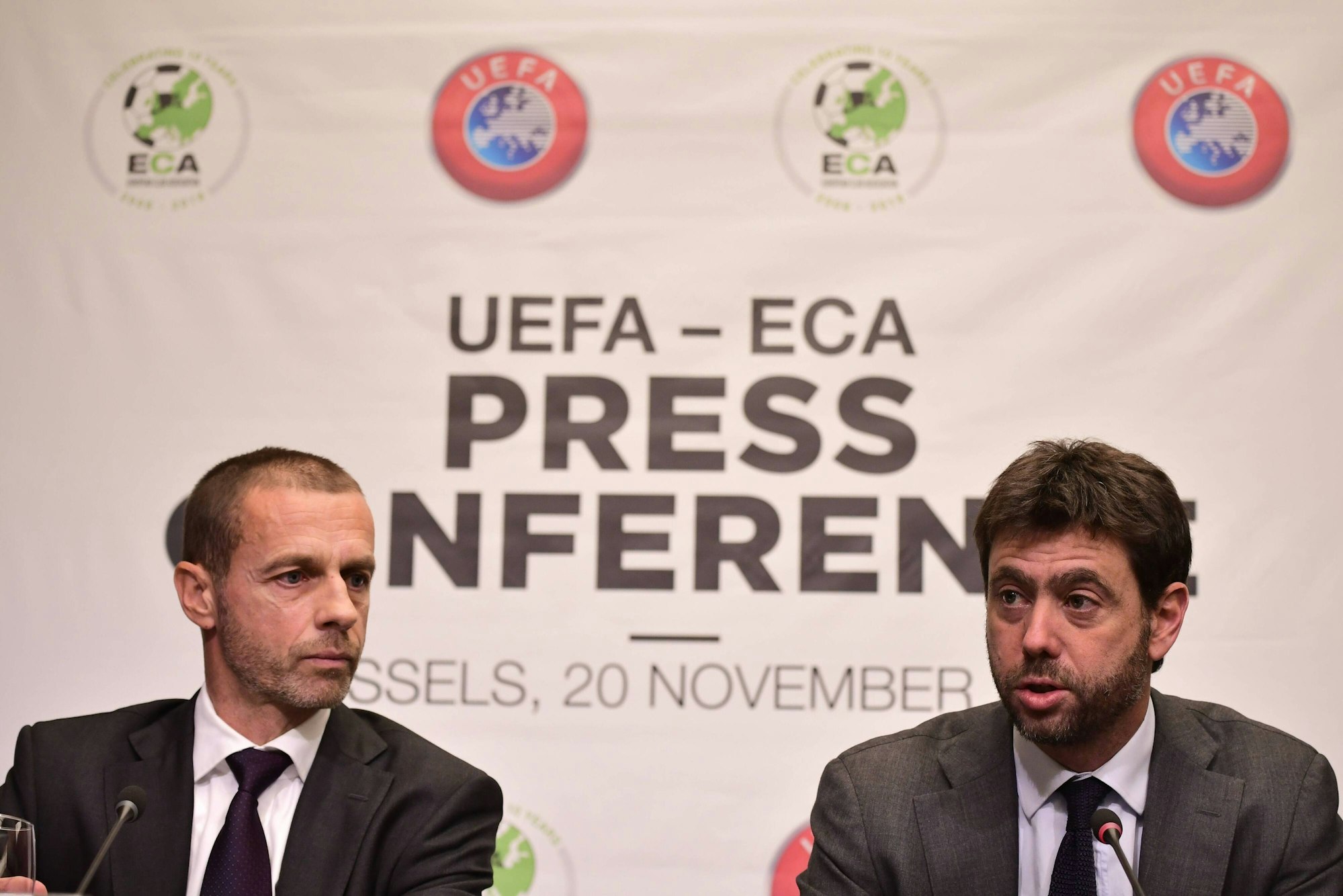 Aleksander Ceferin und Andrea Agnelli sitzen nebeneinander.