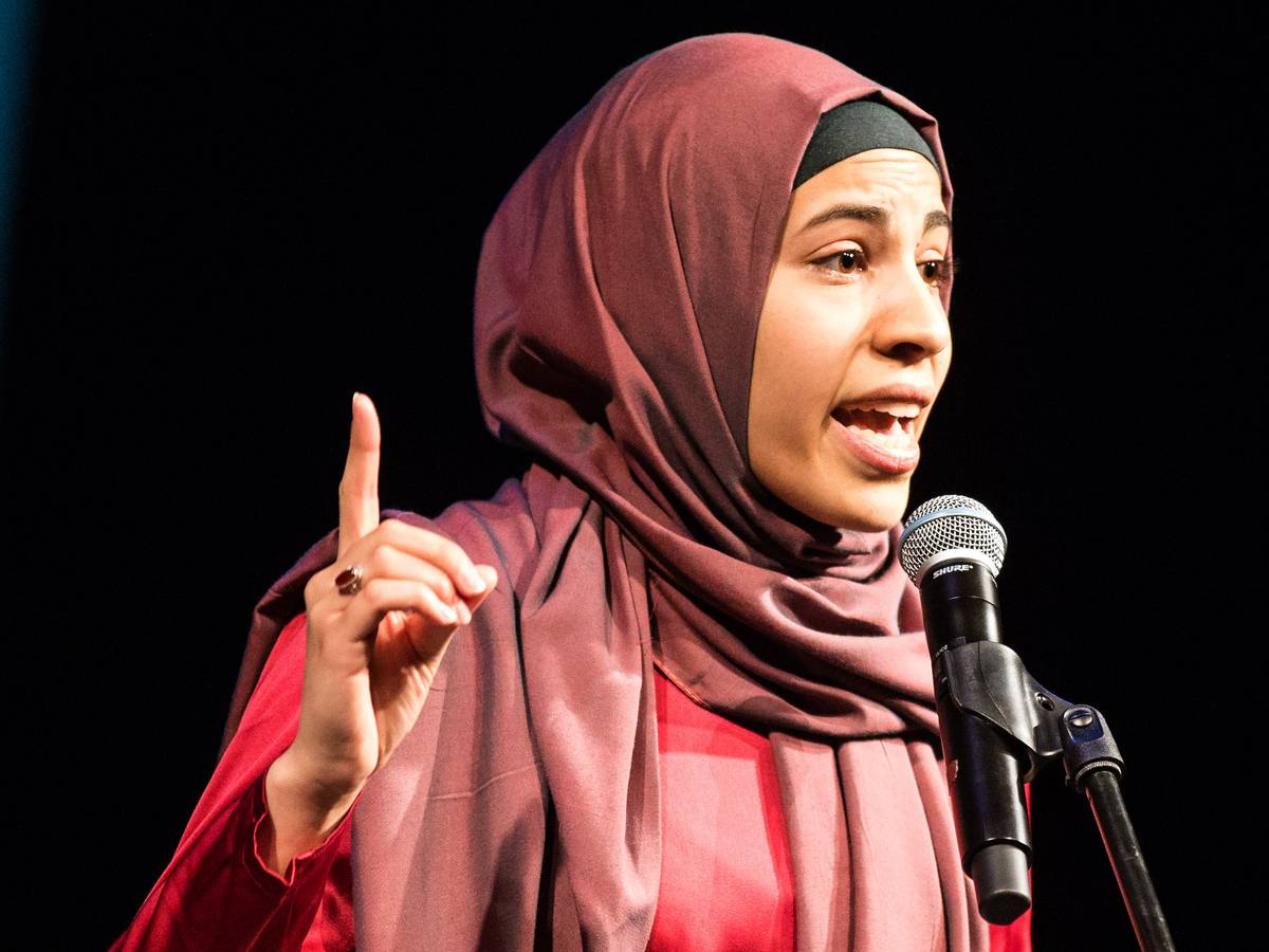 Nemi El-Hassan tritt am 18. April 2015 in Braunschweig (Niedersachsen) im Kleinen Haus des Staatstheaters beim muslimischen Poetry Slam auf.