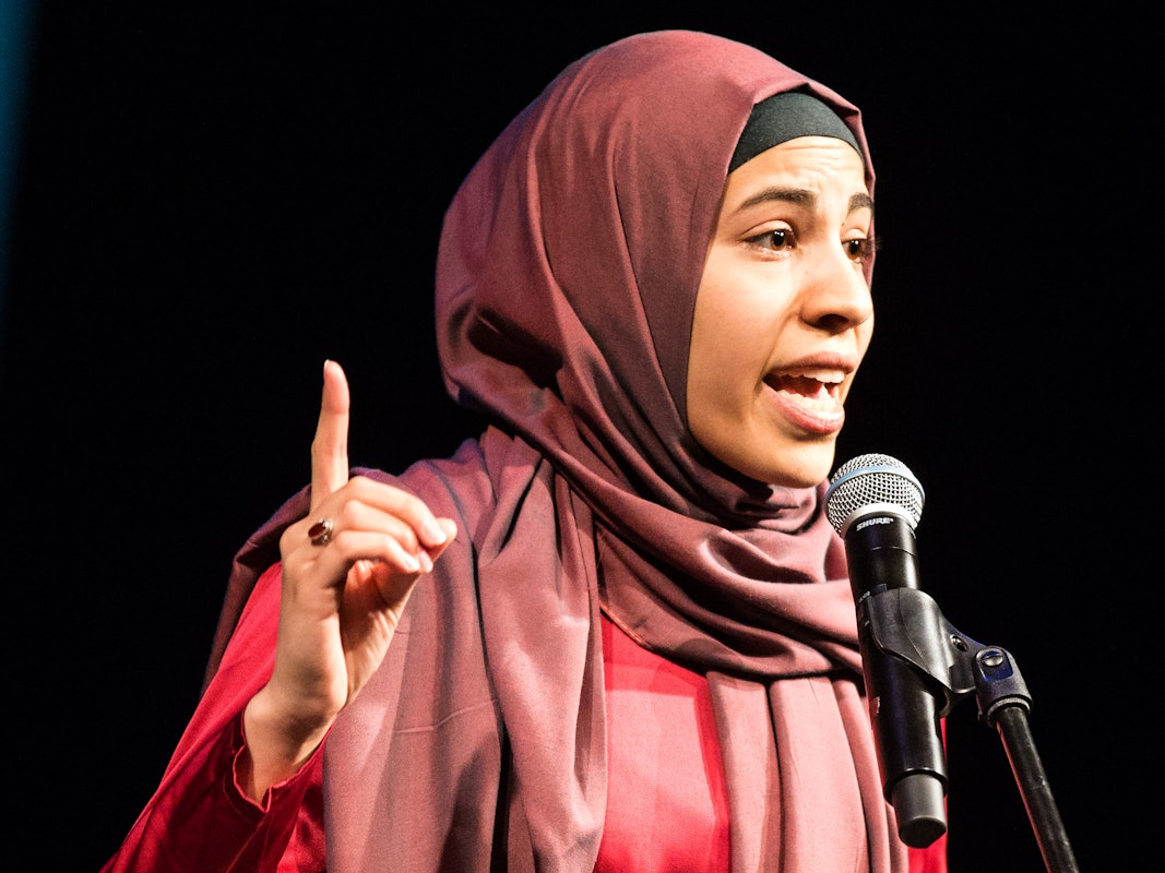 Nemi El-Hassan tritt am 18. April 2015 in Braunschweig (Niedersachsen) im Kleinen Haus des Staatstheaters beim muslimischen Poetry Slam auf.