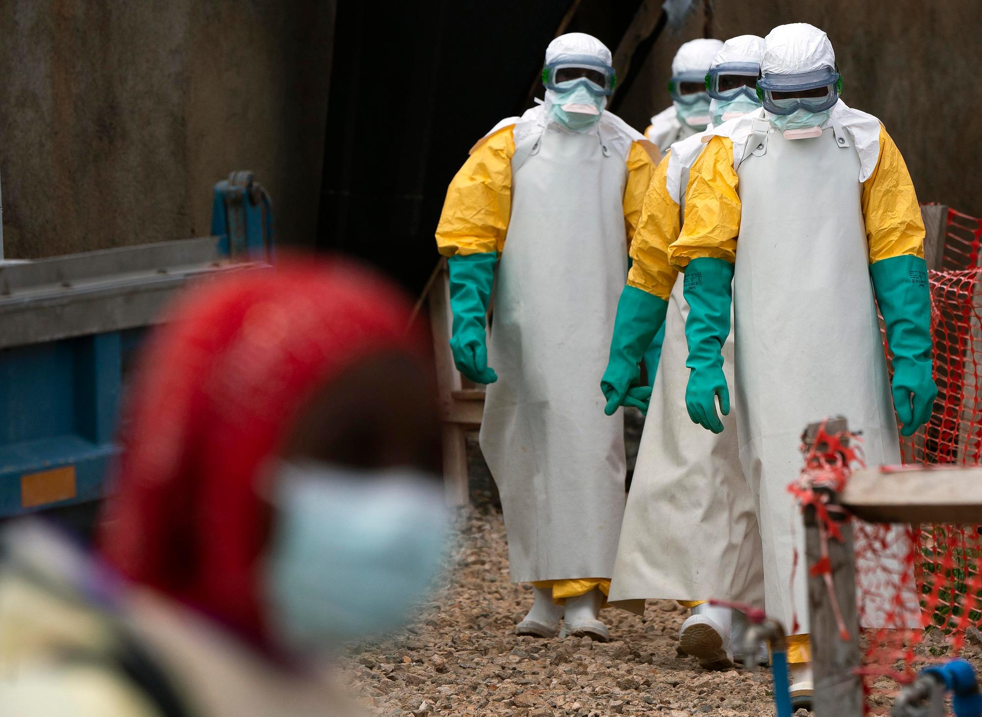 In diesem Foto vom 16.07.2019 betreten Gesundheitsfachkräfte in Schutzkleidung ein Ebola-Behandlungszentrum.