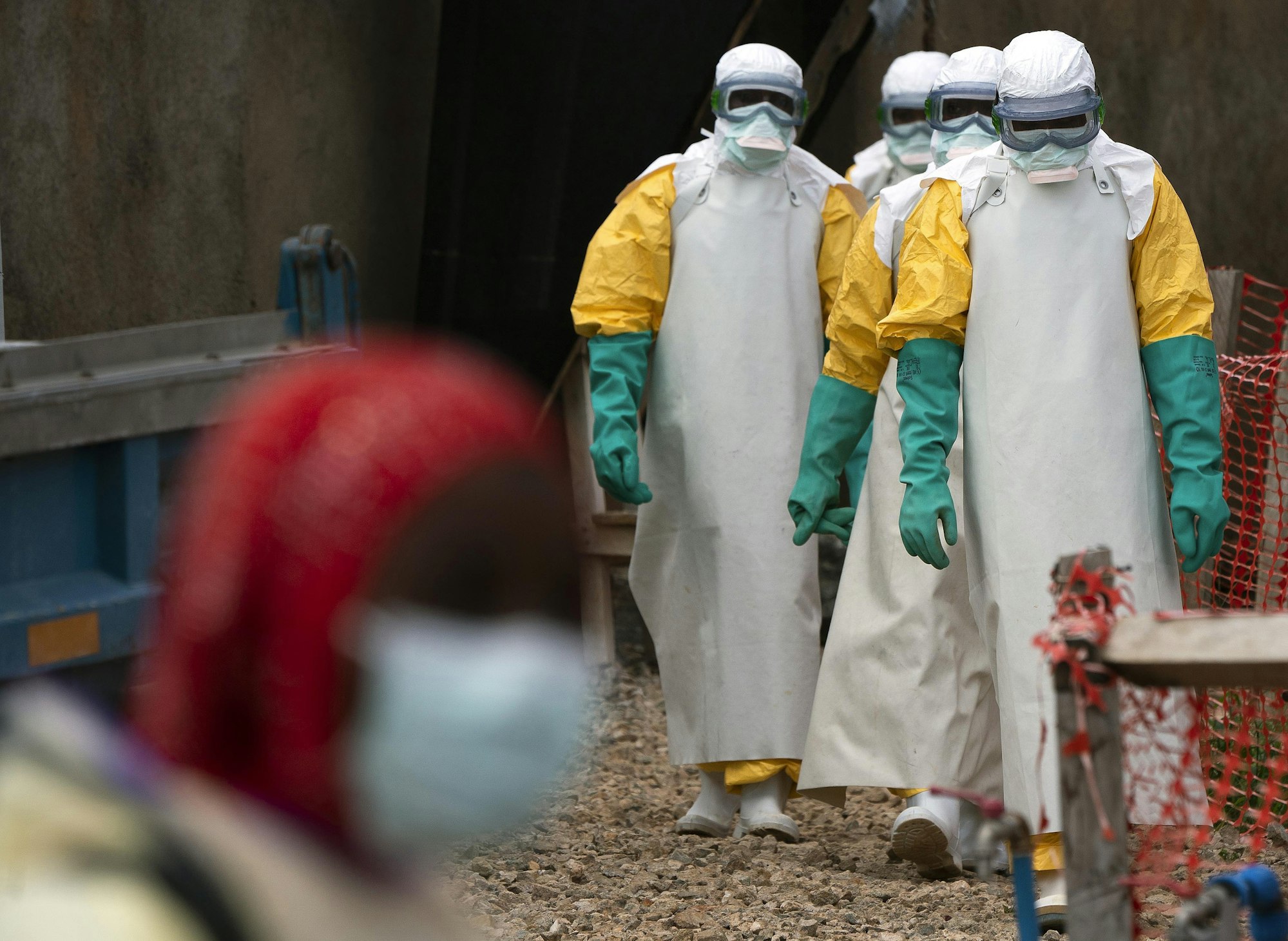 In diesem Foto vom 16.07.2019 betreten Gesundheitsfachkräfte in Schutzkleidung ein Ebola-Behandlungszentrum.