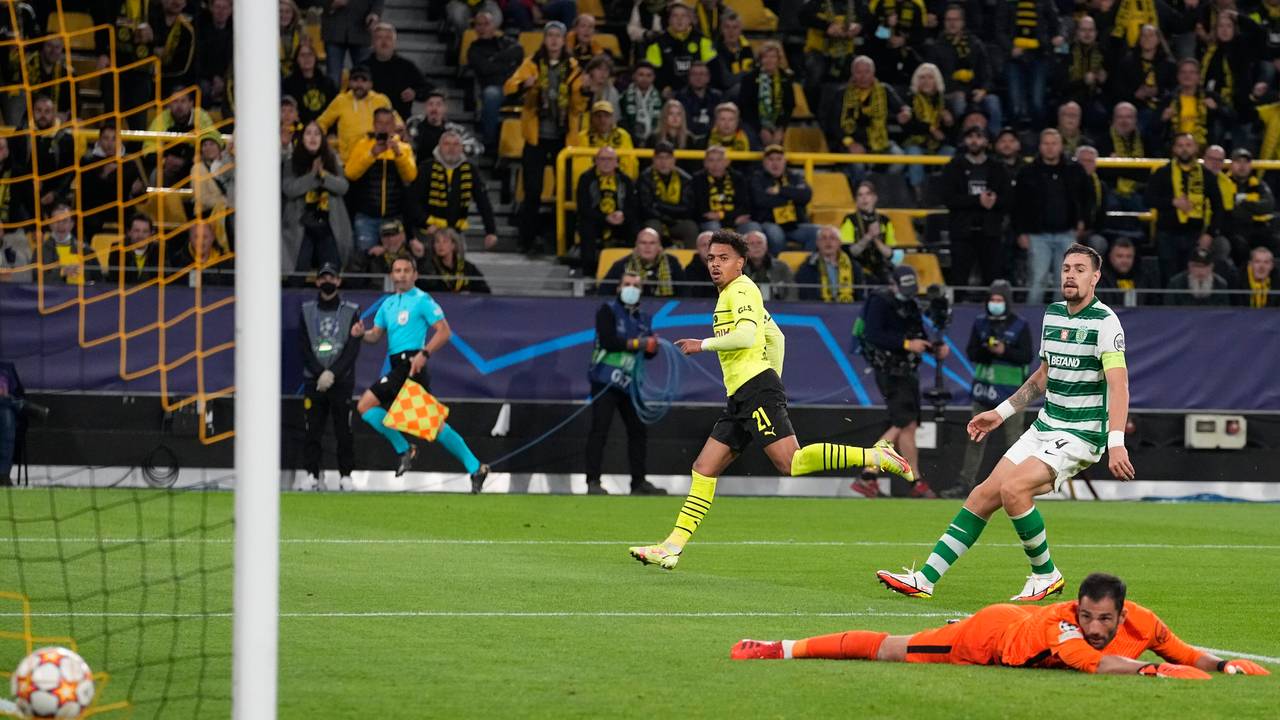Donyell Malen (BVB) trifft in der Champions League gegen Sporting Lissabon.