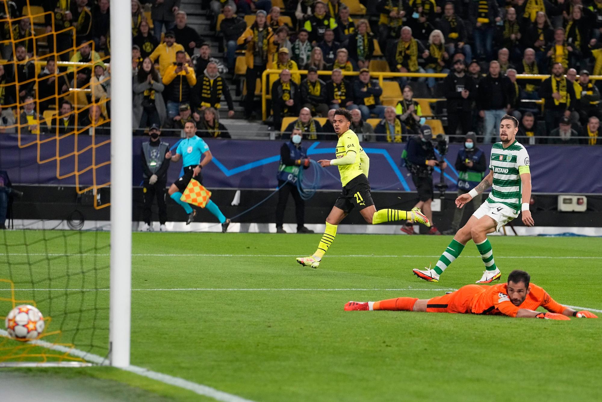 Donyell Malen (BVB) trifft in der Champions League gegen Sporting Lissabon.