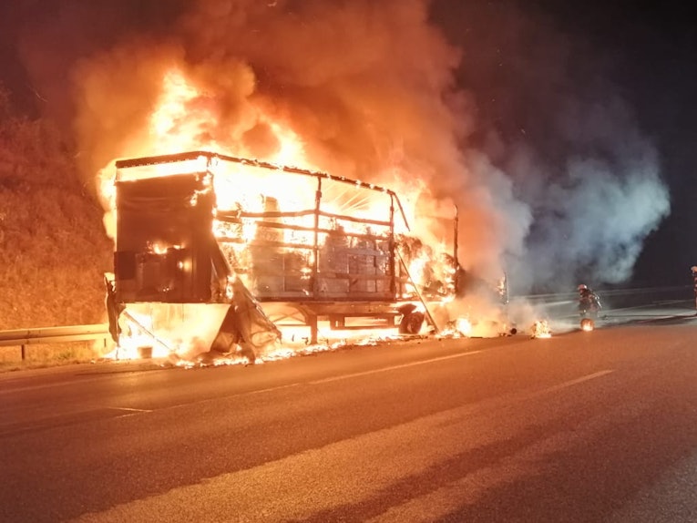 Ein brennendes Fahrzeug auf der Autobahn A4 bei Köln.
