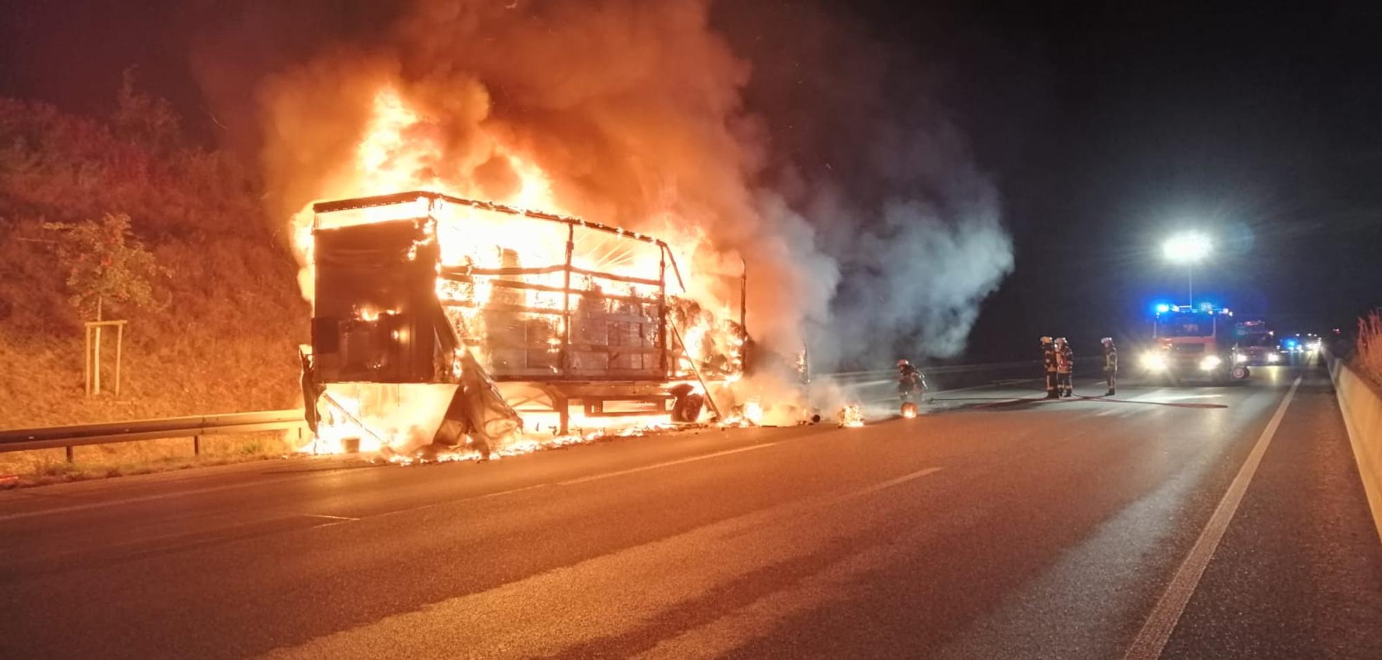 Ein brennendes Fahrzeug auf der Autobahn A4 bei Köln.