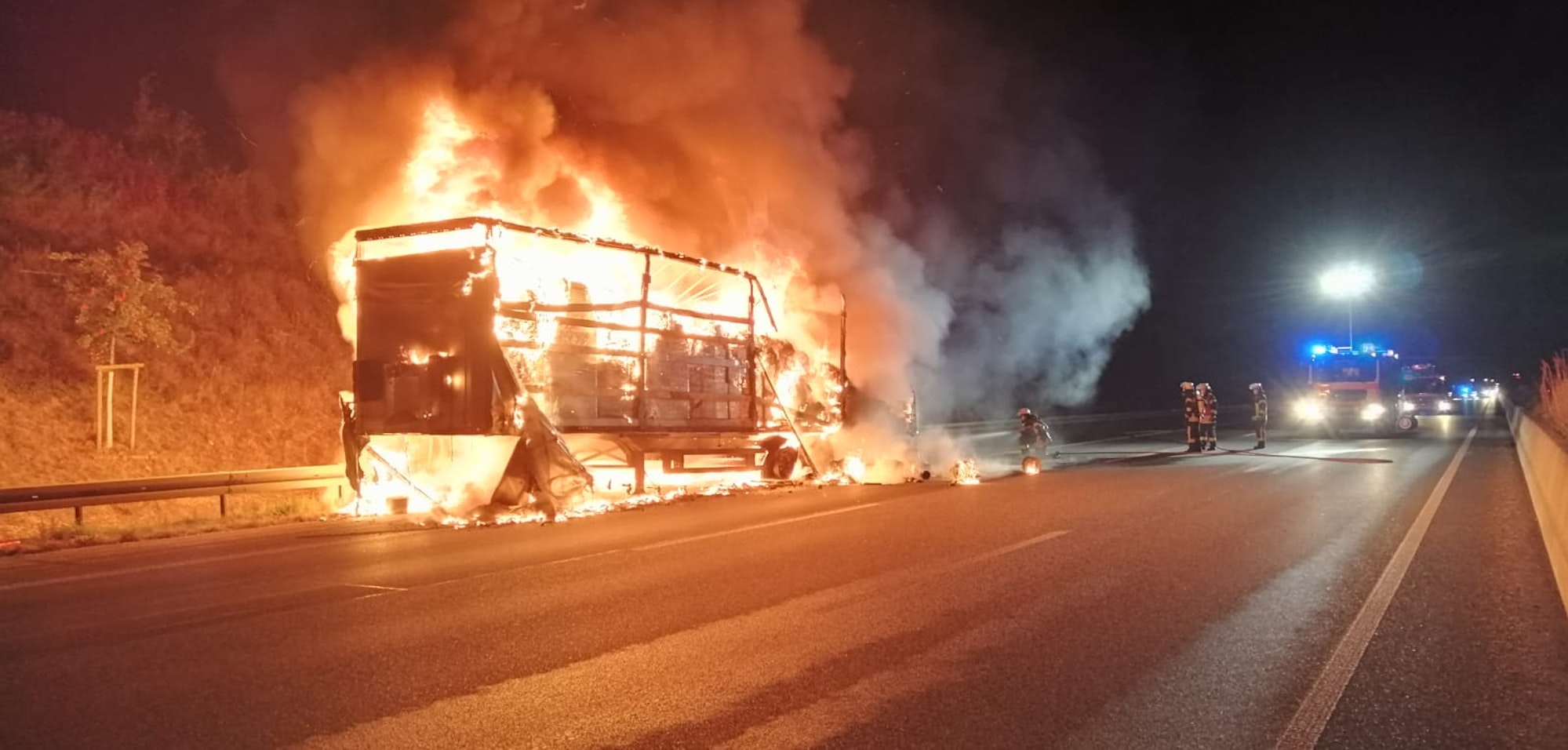 Ein brennendes Fahrzeug auf der Autobahn A4 bei Köln.
