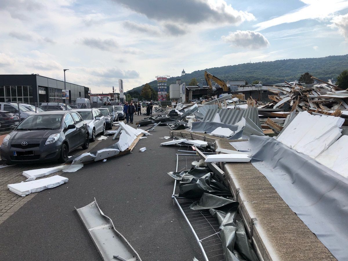 Trümmerteile einer eingestürzten Betonwand liegen am 27.09.2021 auf einer Straße verteilt. Bei Abrissarbeiten in einem Gewerbegebiet in Porta Westfalica (Kreis Minden-Lübbecke) ist eine Betonwand auf über 50 Metern Länge eingestürzt.