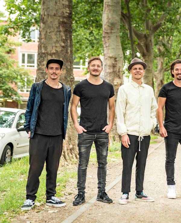 Köln: Kölner Band Cat Ballou mit den Darstellern Lukas Piloty und Tatjana Kästel bei Dreharbeiten für das ZDF