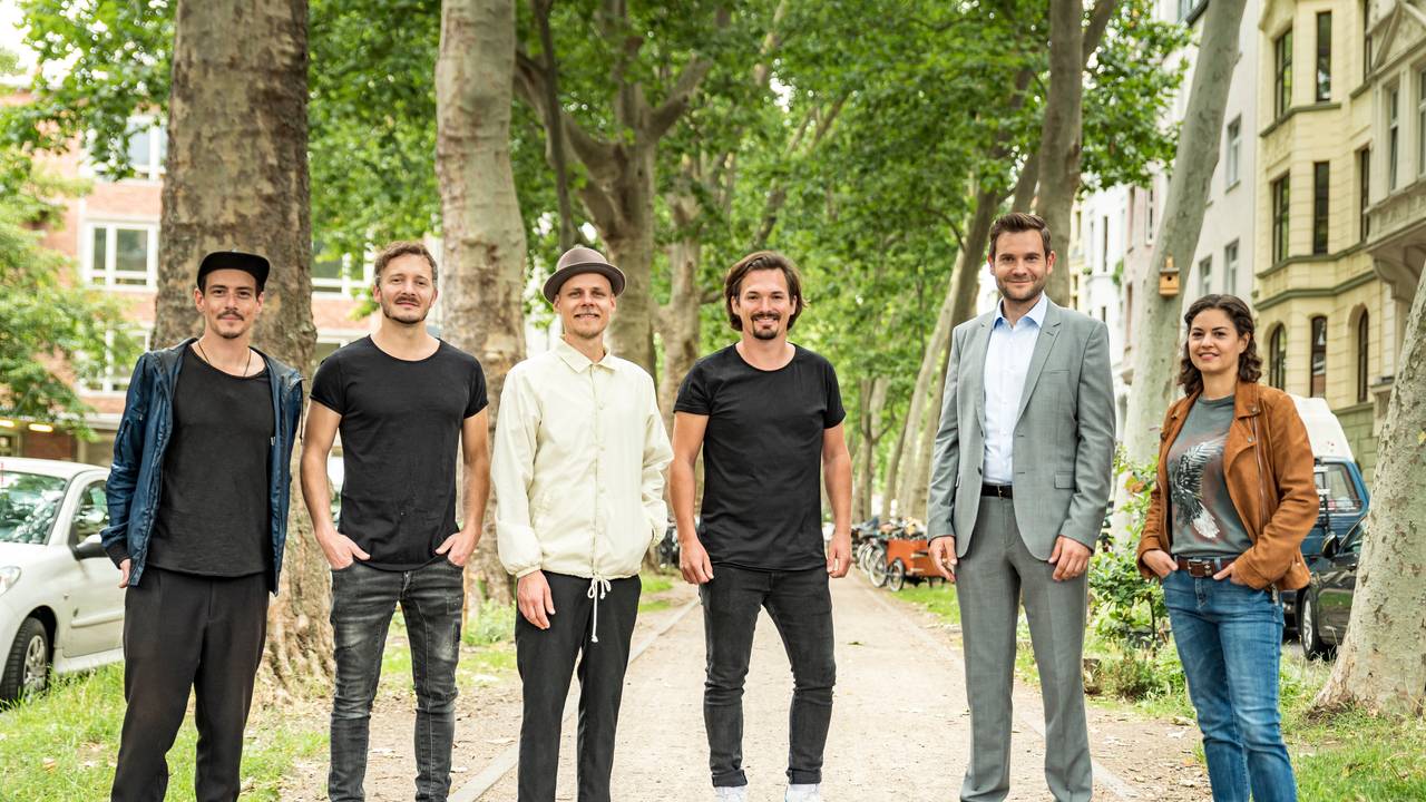 Köln: Kölner Band Cat Ballou mit den Darstellern Lukas Piloty und Tatjana Kästel bei Dreharbeiten für das ZDF