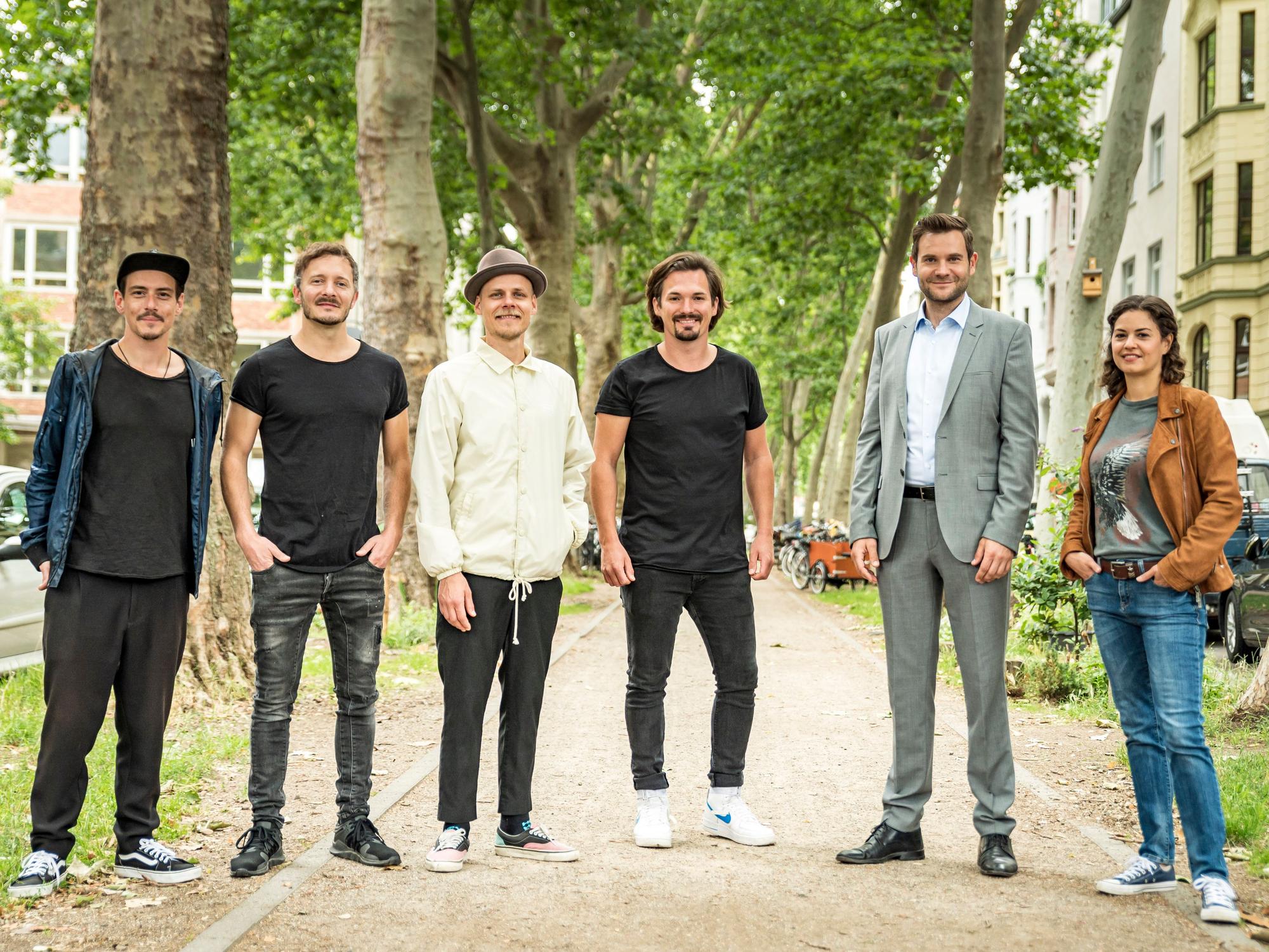 Köln: Kölner Band Cat Ballou mit den Darstellern Lukas Piloty und Tatjana Kästel bei Dreharbeiten für das ZDF
