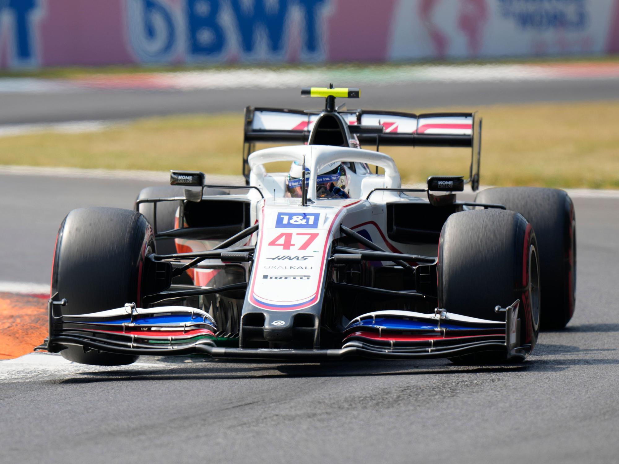 Mick Schumacher vom Team Haas steuert sein Auto auf der Rennstrecke.