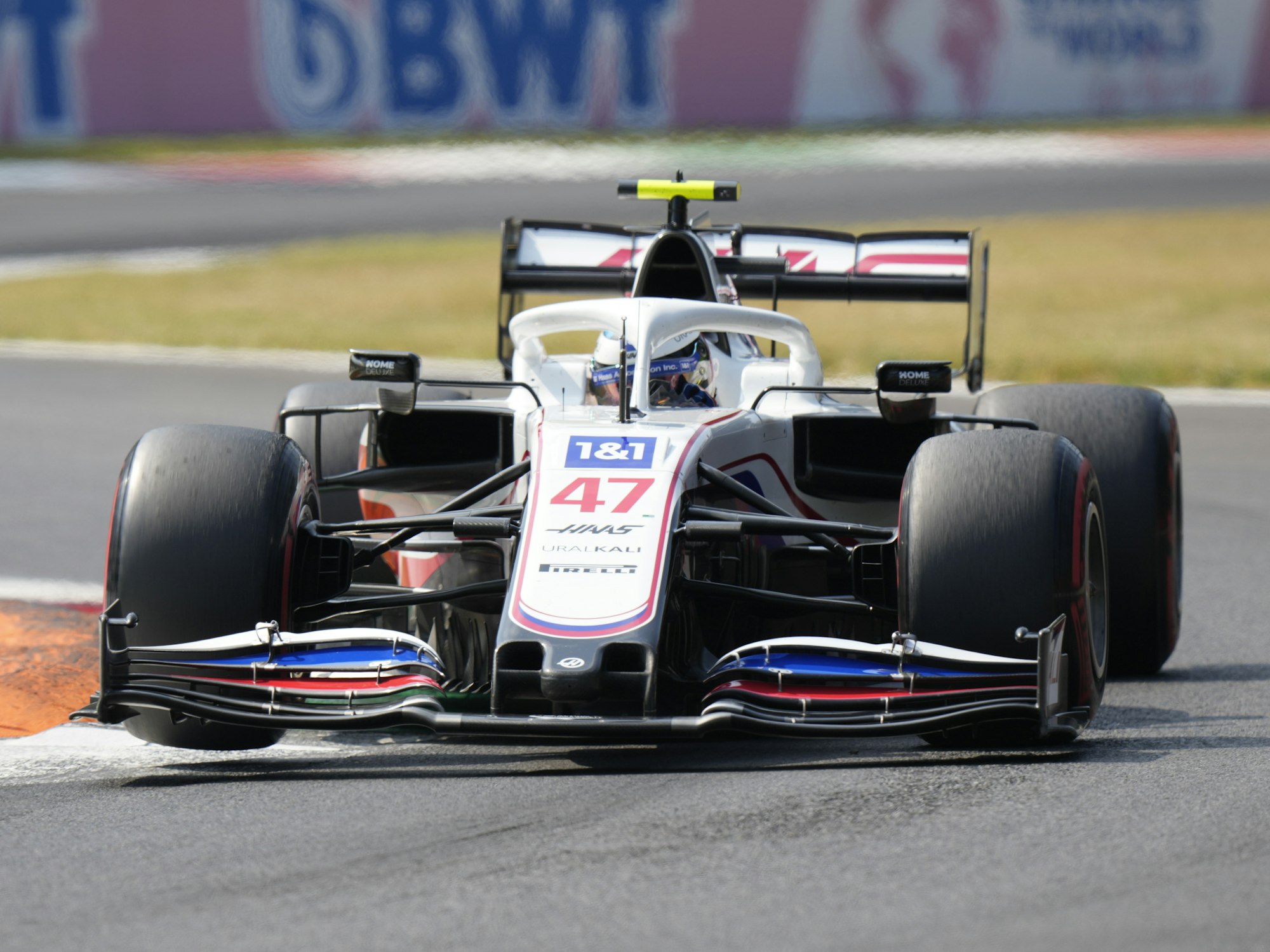 Mick Schumacher vom Team Haas steuert sein Auto auf der Rennstrecke.