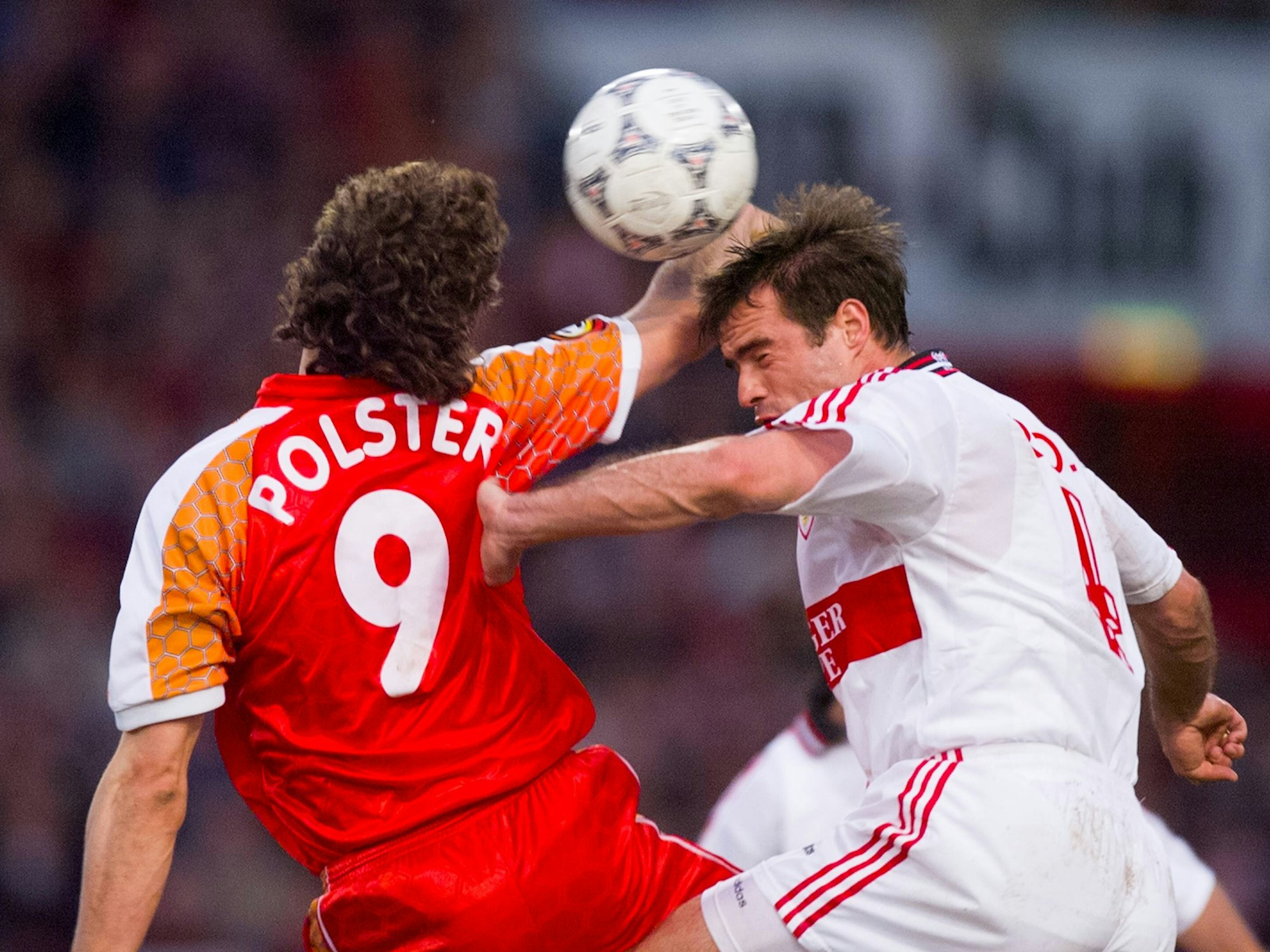 Toni Polster und Thomas Berthold gehen zum Kopfball hoch.