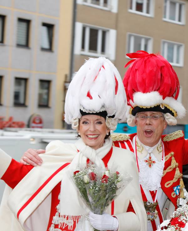 Kölns OB Henriette Reker mit Heinz-Günther Hunold auf dem Wagen der Roten Funken.