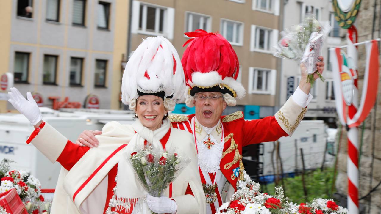 Kölns OB Henriette Reker mit Heinz-Günther Hunold auf dem Wagen der Roten Funken.