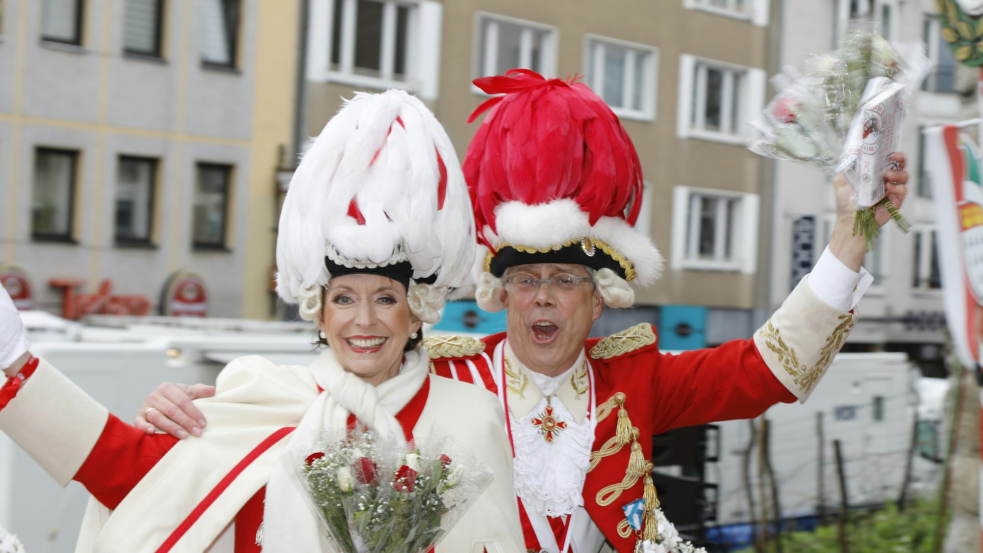 Kölns OB Henriette Reker mit Heinz-Günther Hunold auf dem Wagen der Roten Funken.