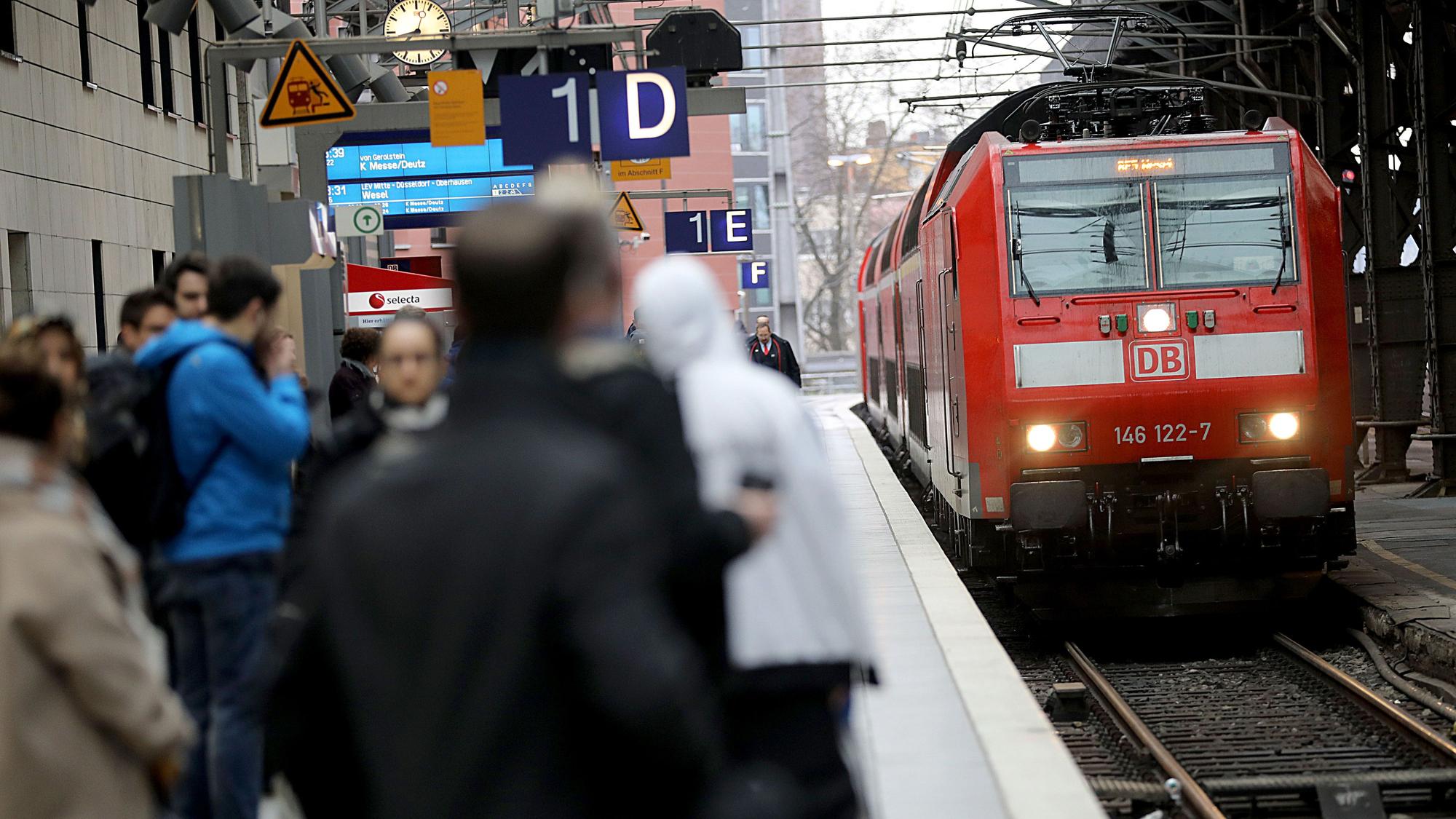 Ein Regionalexpress fährt in den Hauptbahnhof Köln ein.