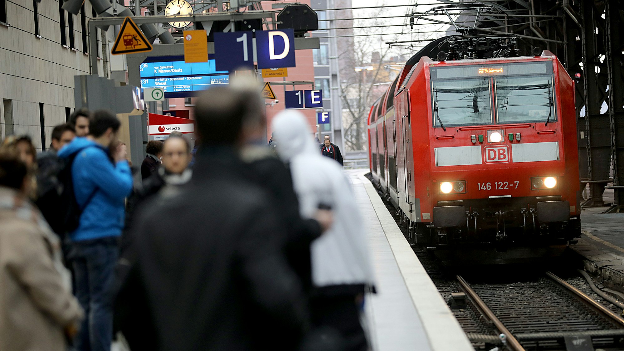 Ein Regionalexpress fährt in den Hauptbahnhof Köln ein.