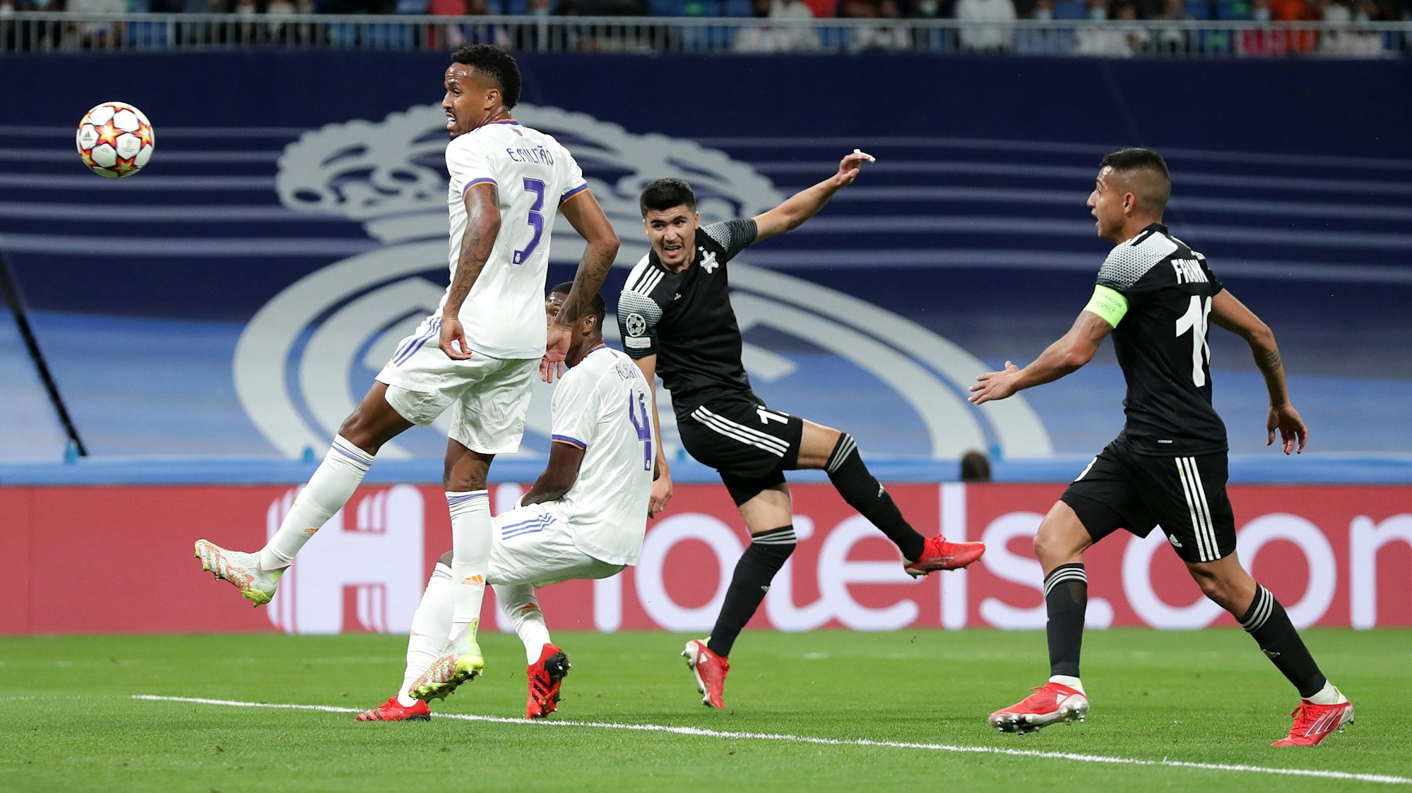 Jasur Yakhshiboev trifft für Sheriff Tiraspol gegen Real Madrid.