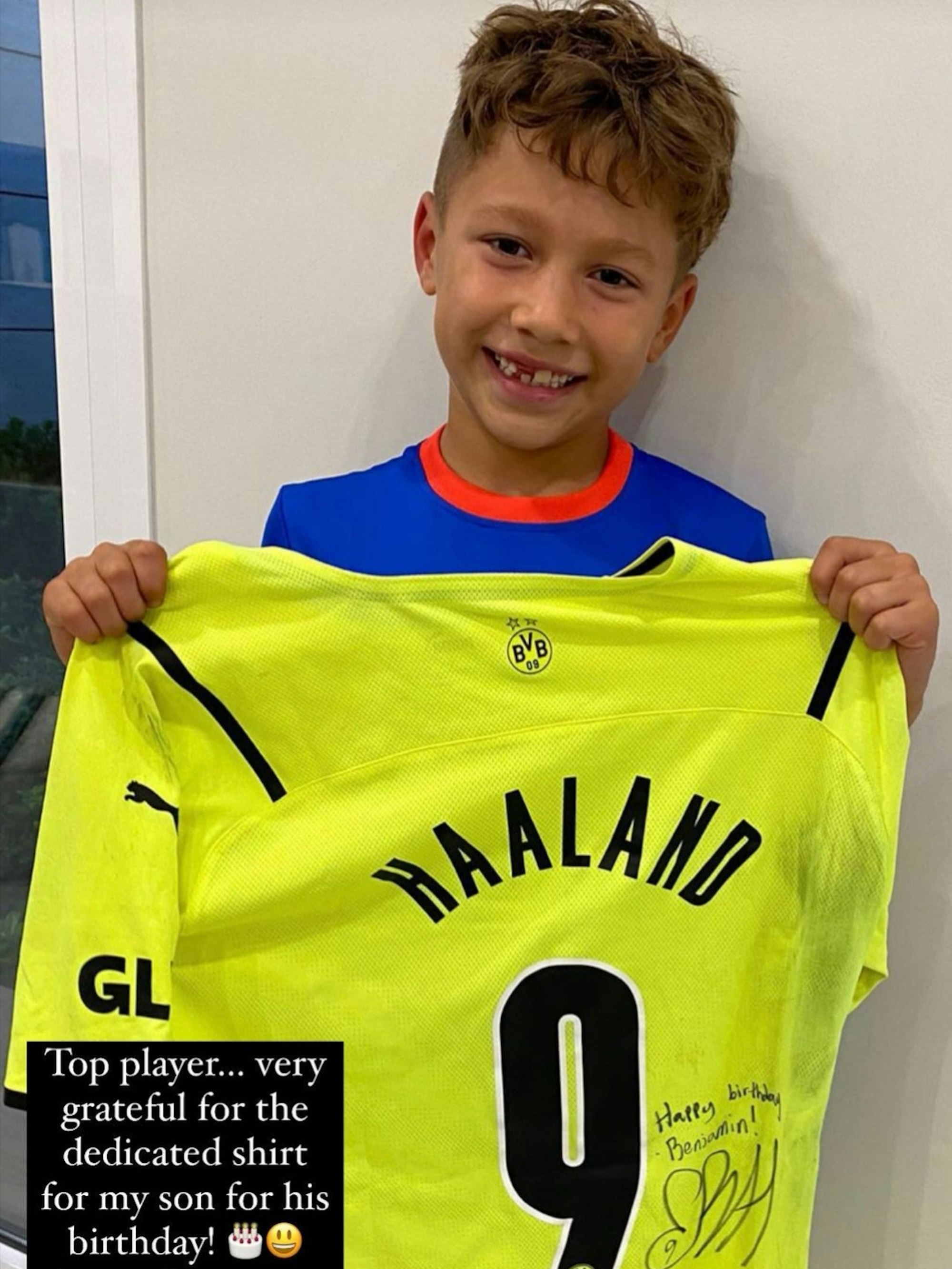 Madrid, 27. September 2021: Benja Suárez, Sohn von Luis Suárez, zeigt stolz das signierte Trikot von Erling Haaland. Screenshot aus der Instagram-Story von Luis Suárez