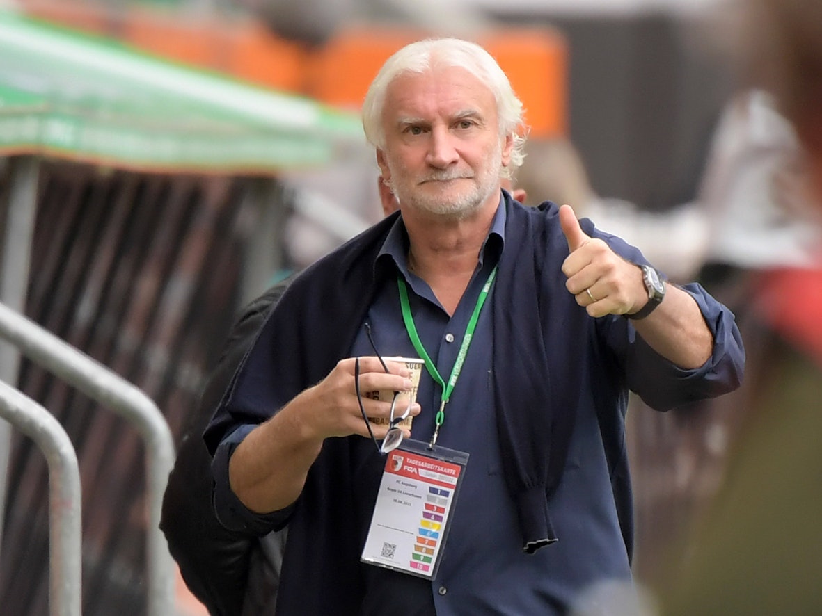 Leverkusens Sportchef Rudi Völler beim Auswärtsspiel in Augsburg.