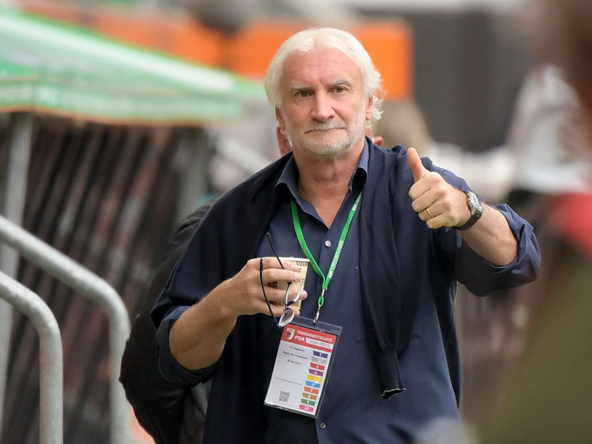 Leverkusens Sportchef Rudi Völler beim Auswärtsspiel in Augsburg.