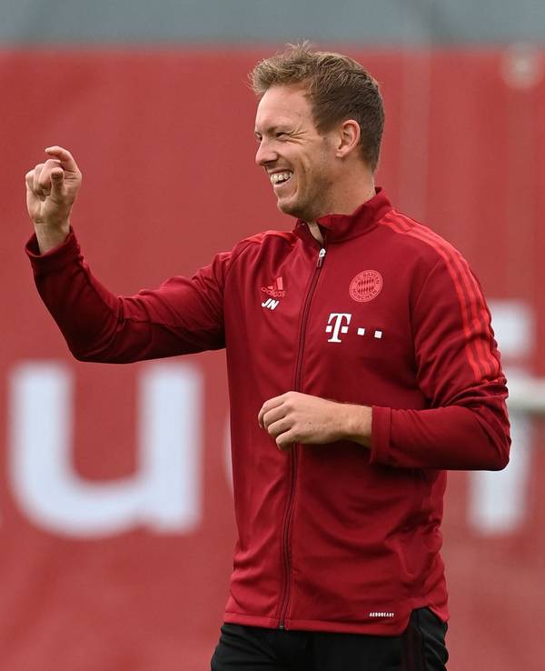 Bayern Münchens Trainer Julian Nagelsmann scherzt mit seinen Spielern.