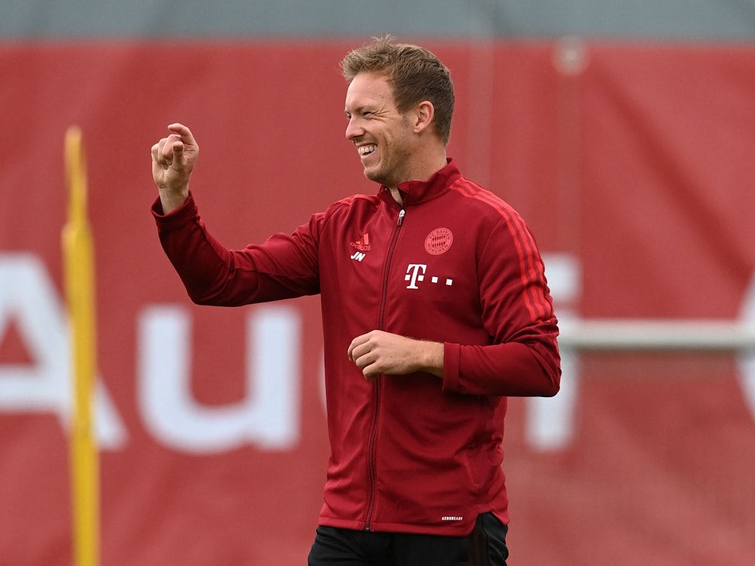 Bayern Münchens Trainer Julian Nagelsmann scherzt mit seinen Spielern.