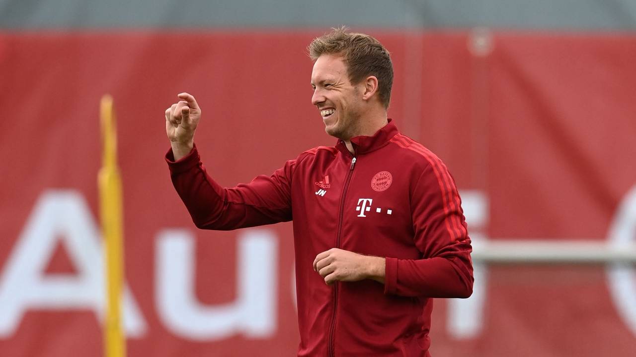 Bayern Münchens Trainer Julian Nagelsmann scherzt mit seinen Spielern.