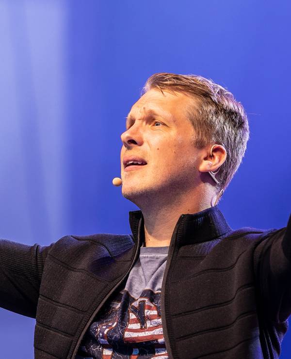 Comedian Oliver Pocher tritt auf einem Foto vom 03. Juni 2021 mit seinem Programm „Die Pochers“ auf der Gilde Parkbühne auf.