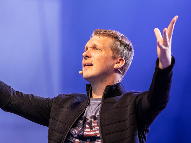 Comedian Oliver Pocher tritt auf einem Foto vom 03. Juni 2021 mit seinem Programm „Die Pochers“ auf der Gilde Parkbühne auf.