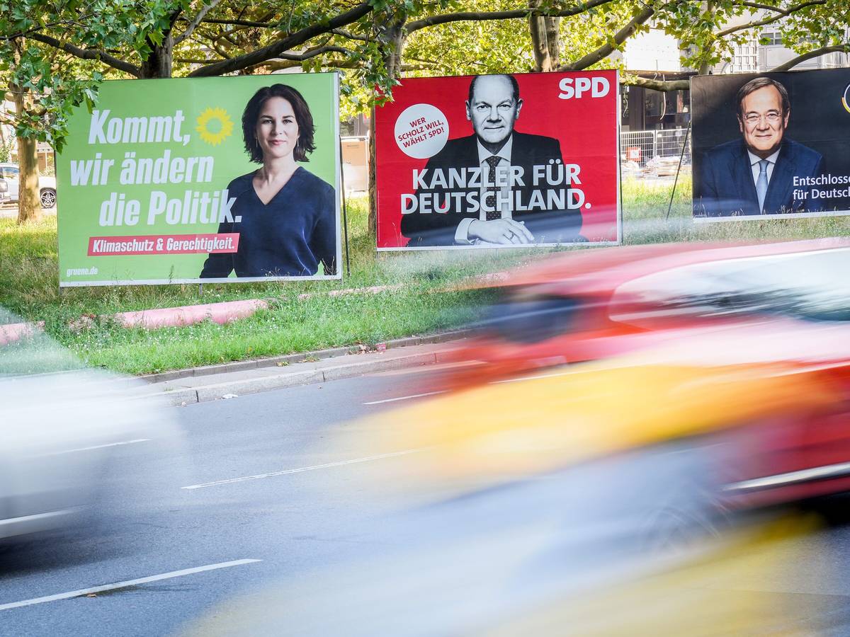 Berlin: Autos fahren an Wahlplakaten von Bündnis 90/Die Grünen, SPD und CDU vorbei.