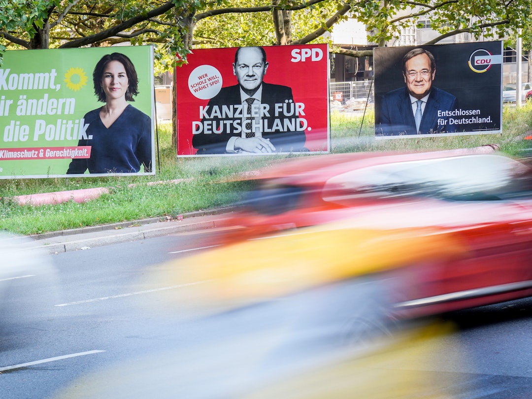 Berlin: Autos fahren an Wahlplakaten von Bündnis 90/Die Grünen, SPD und CDU vorbei.