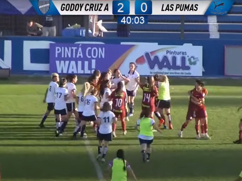 Im Frauen-Fußballspiel zwischen Godoy Cruz und Las Pumas in Argentinien liefern sich die Spielerinnen eine wilde Prügelei.
