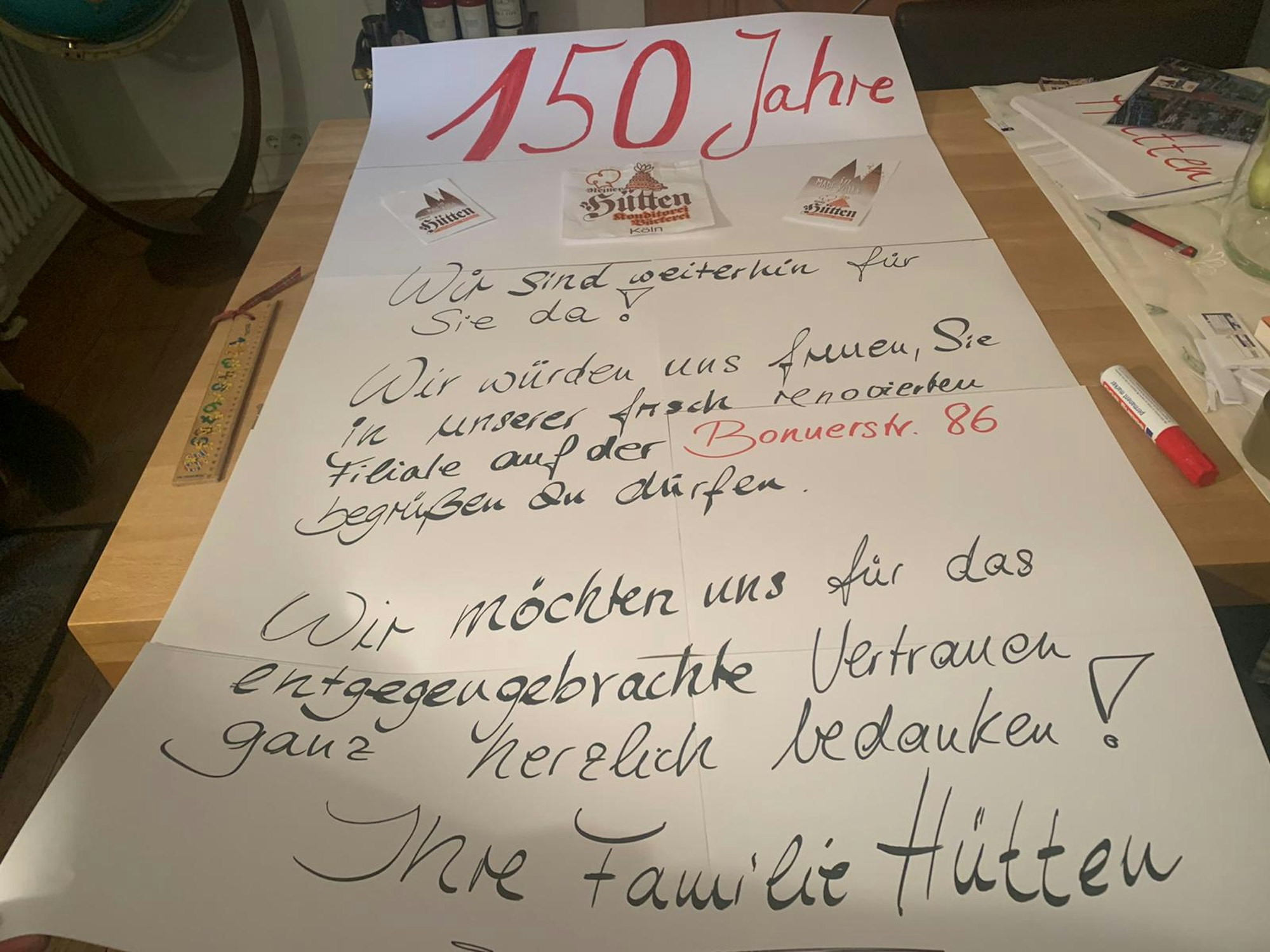 Plakat der Familie Hütten zum Umzug der Bäckerei in der Kölner Südstadt (28.9.2021)