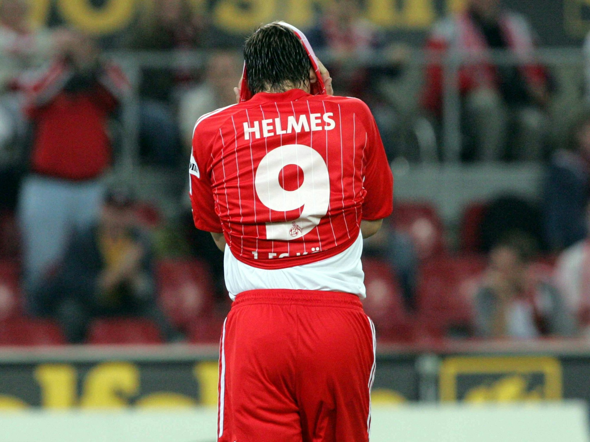 Patrick Helmes dreht der Kamera den Rücken zu.