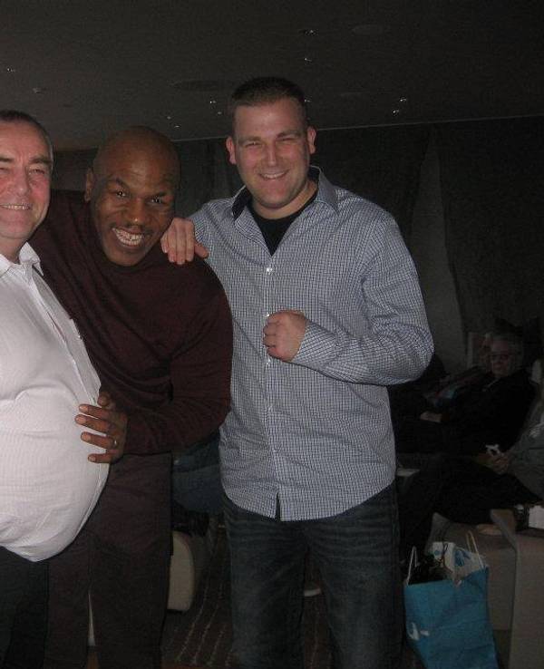 Treffen in Barcelona: Mike Tyson und die Familie Knieps bei einem gemeinsamen Schnappschuss 2012
