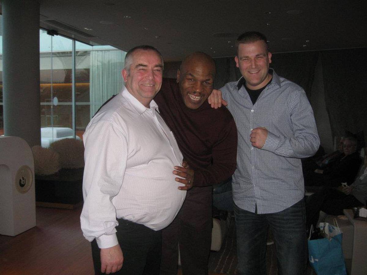 Treffen in Barcelona: Mike Tyson und die Familie Knieps bei einem gemeinsamen Schnappschuss 2012