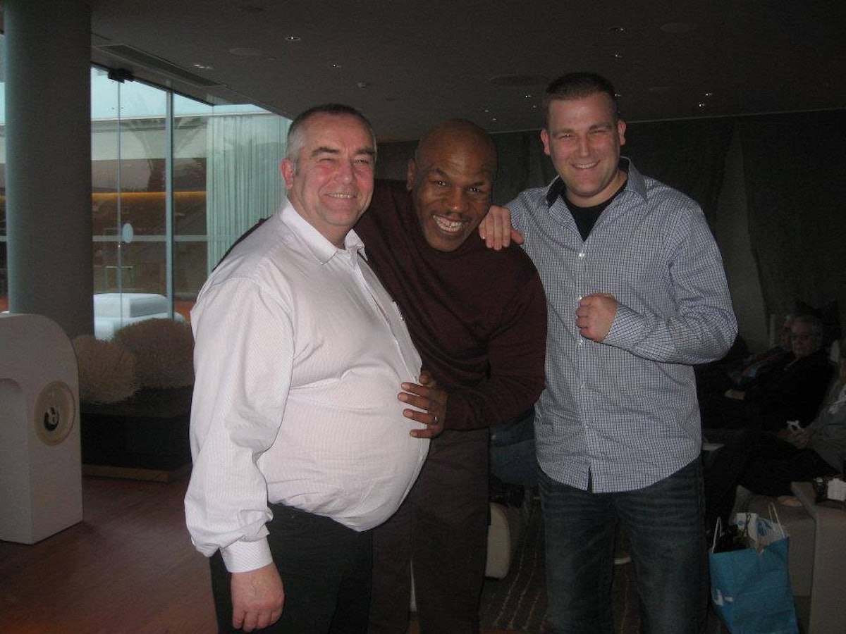 Treffen in Barcelona: Mike Tyson und die Familie Knieps bei einem gemeinsamen Schnappschuss 2012