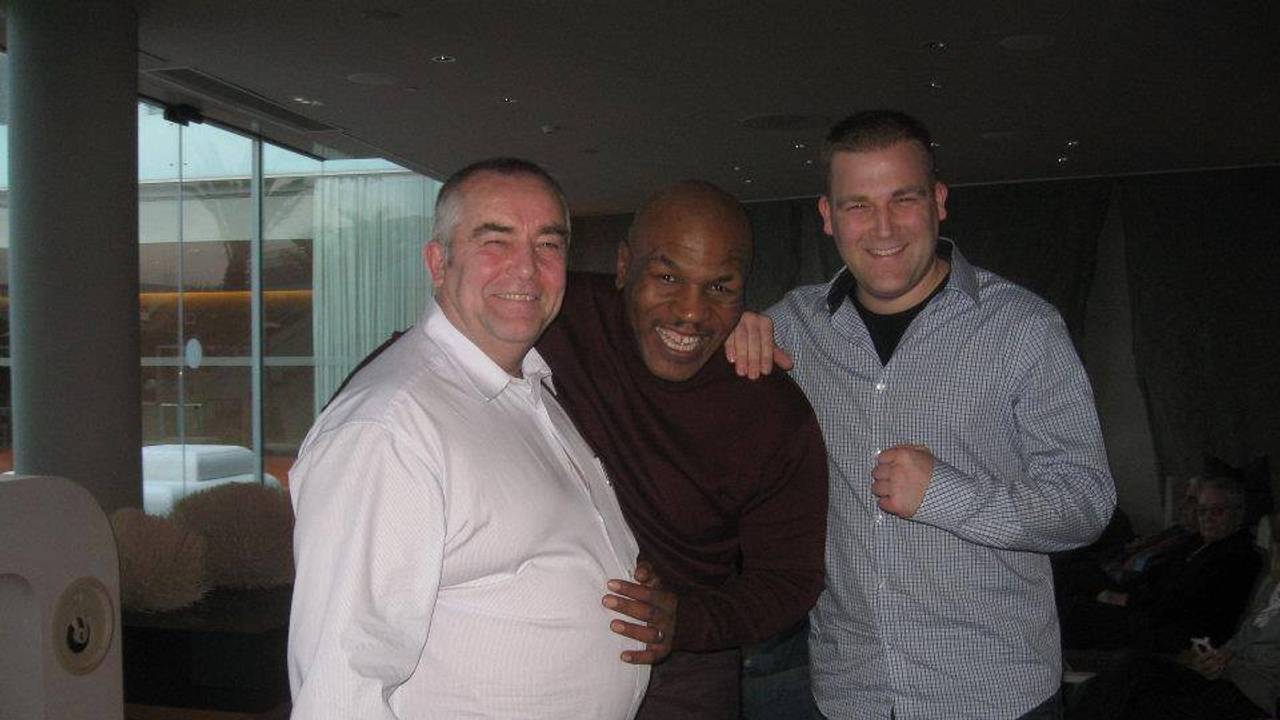 Treffen in Barcelona: Mike Tyson und die Familie Knieps bei einem gemeinsamen Schnappschuss 2012