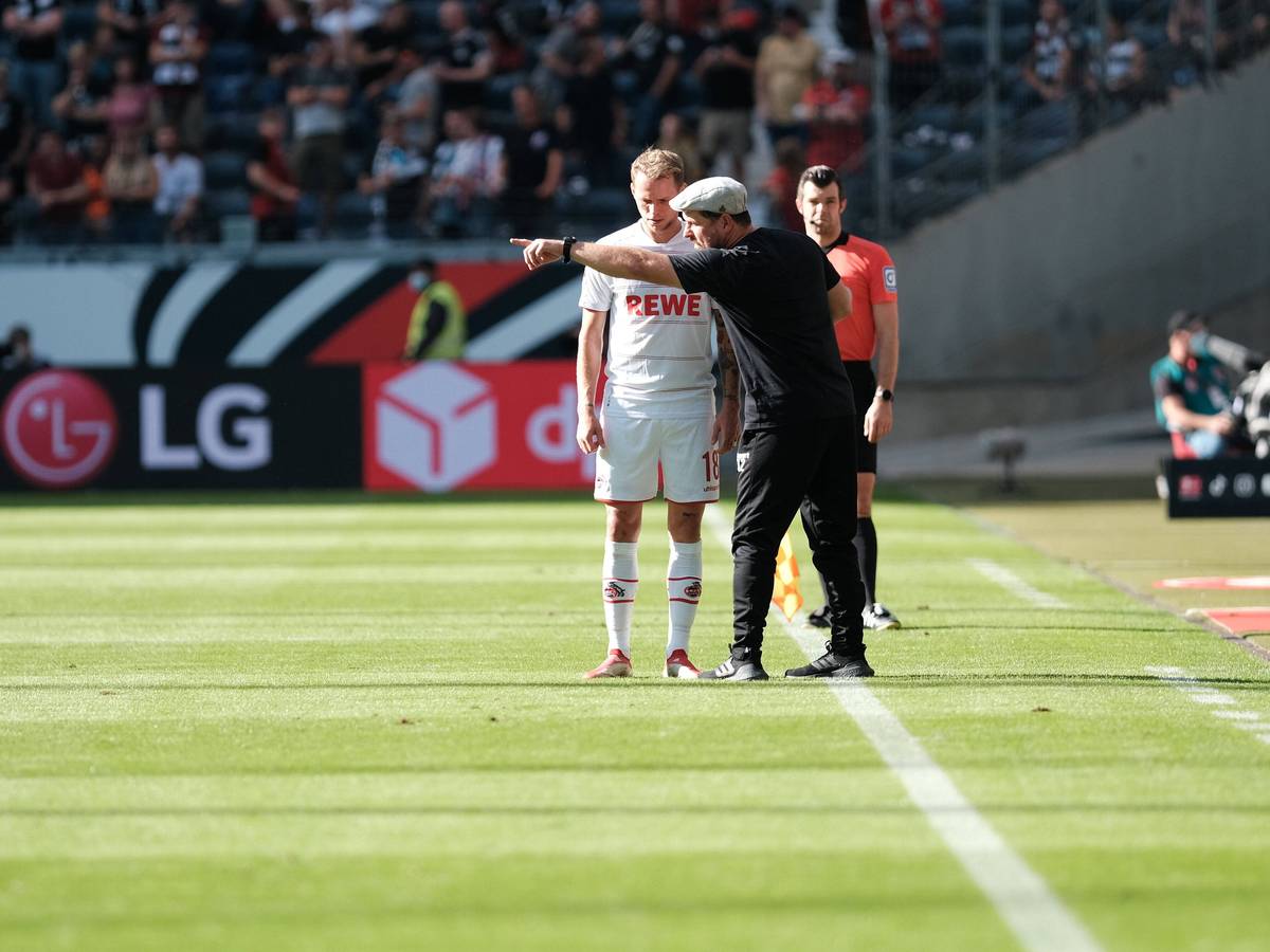 Steffen Baumgart und Ondrej Duda sprechen beim Bundesliga-Spiel Eintracht Frankfurt gegen 1. FC Köln.
