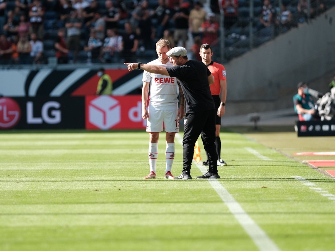 Steffen Baumgart und Ondrej Duda sprechen beim Bundesliga-Spiel Eintracht Frankfurt gegen 1. FC Köln.