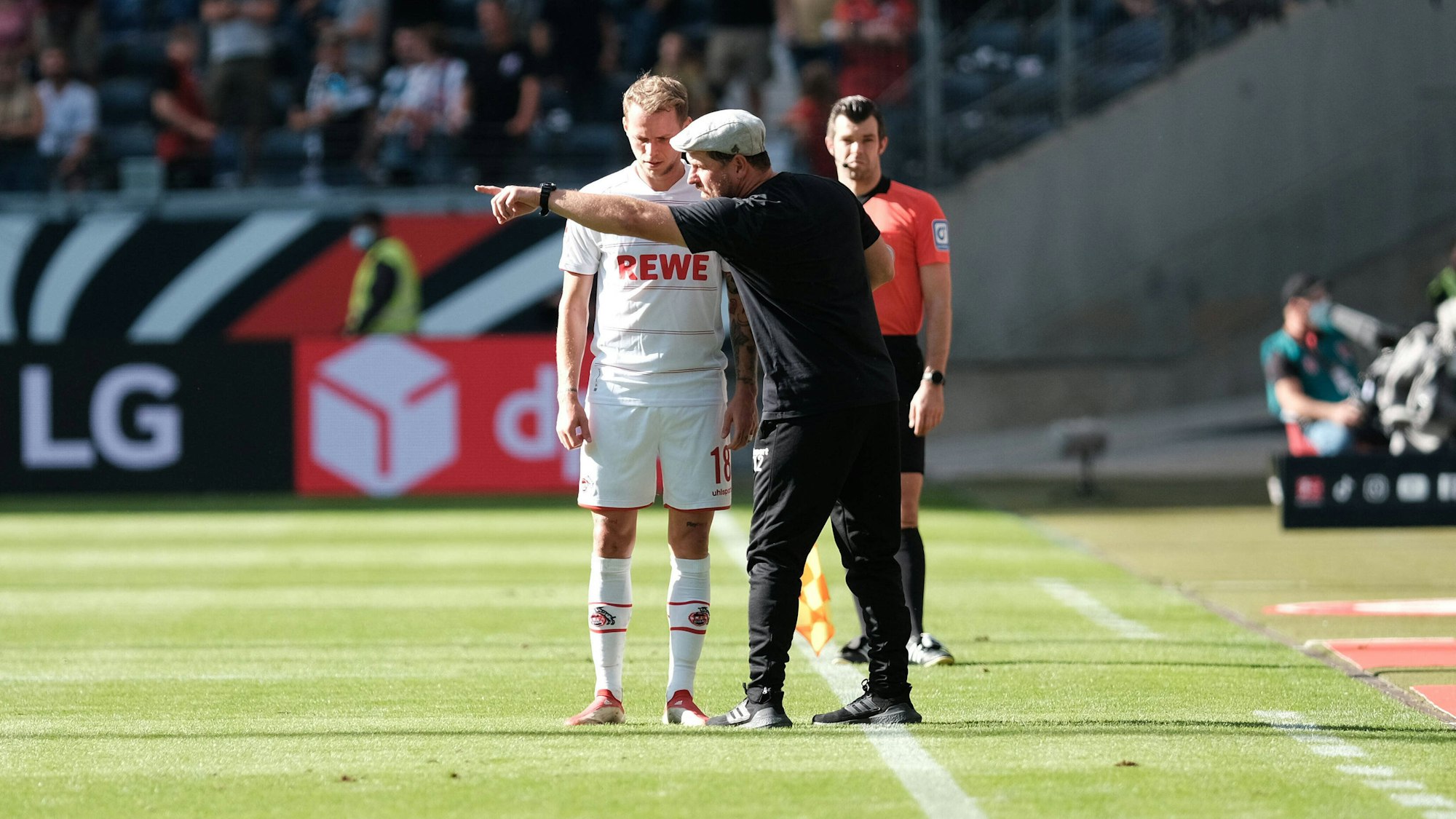 Steffen Baumgart und Ondrej Duda sprechen beim Bundesliga-Spiel Eintracht Frankfurt gegen 1. FC Köln.