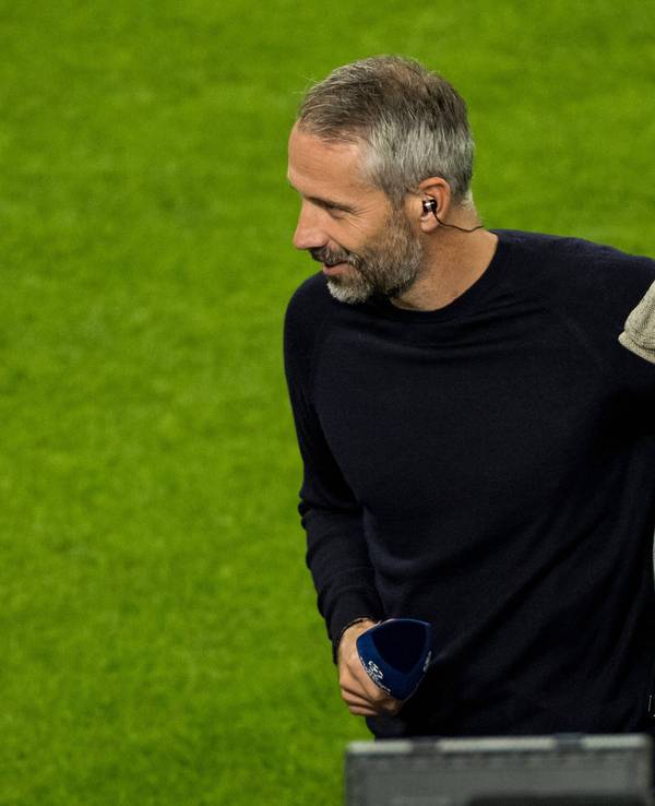 Marco Rose von Borussia Dortmund legt den Arm um Steffen Baumgart.