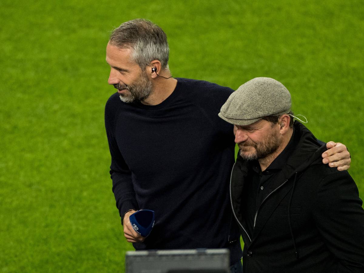 Marco Rose von Borussia Dortmund legt den Arm um Steffen Baumgart.