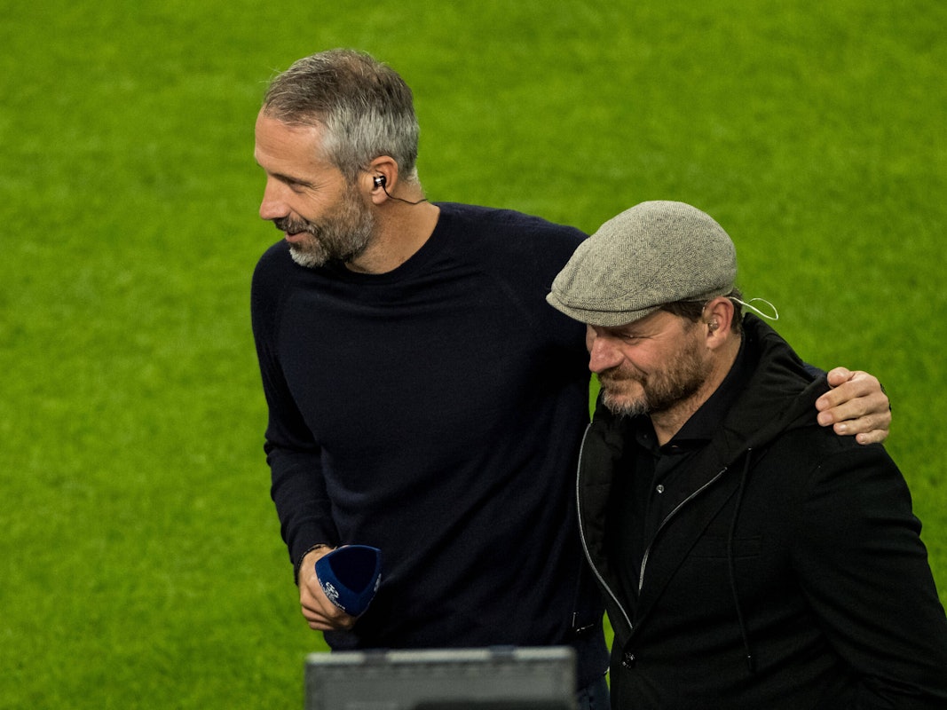 Marco Rose von Borussia Dortmund legt den Arm um Steffen Baumgart.