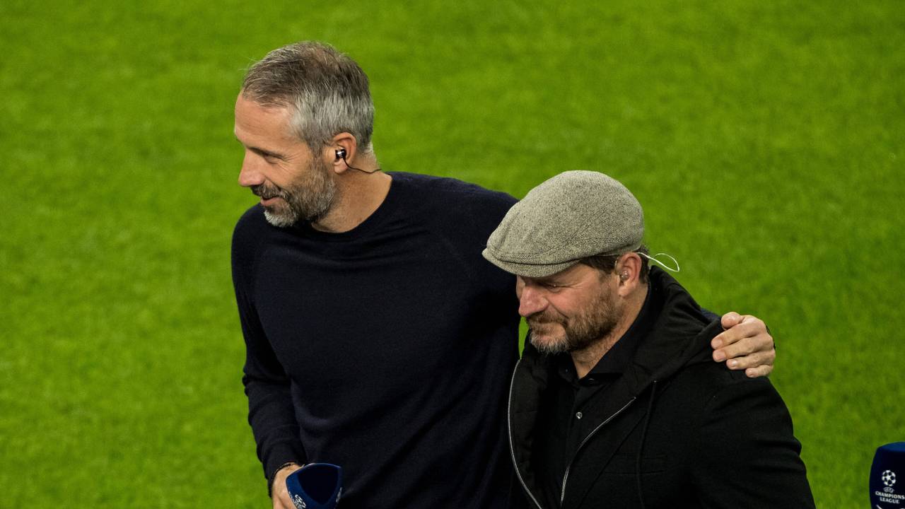 Marco Rose von Borussia Dortmund legt den Arm um Steffen Baumgart.