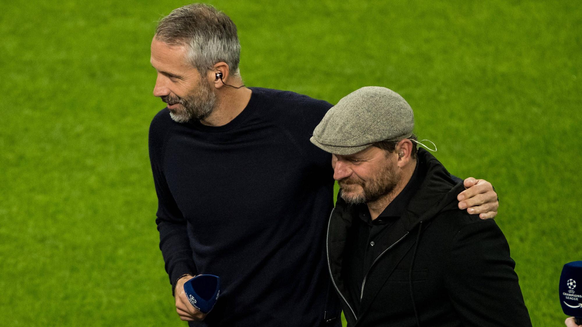 Marco Rose von Borussia Dortmund legt den Arm um Steffen Baumgart.