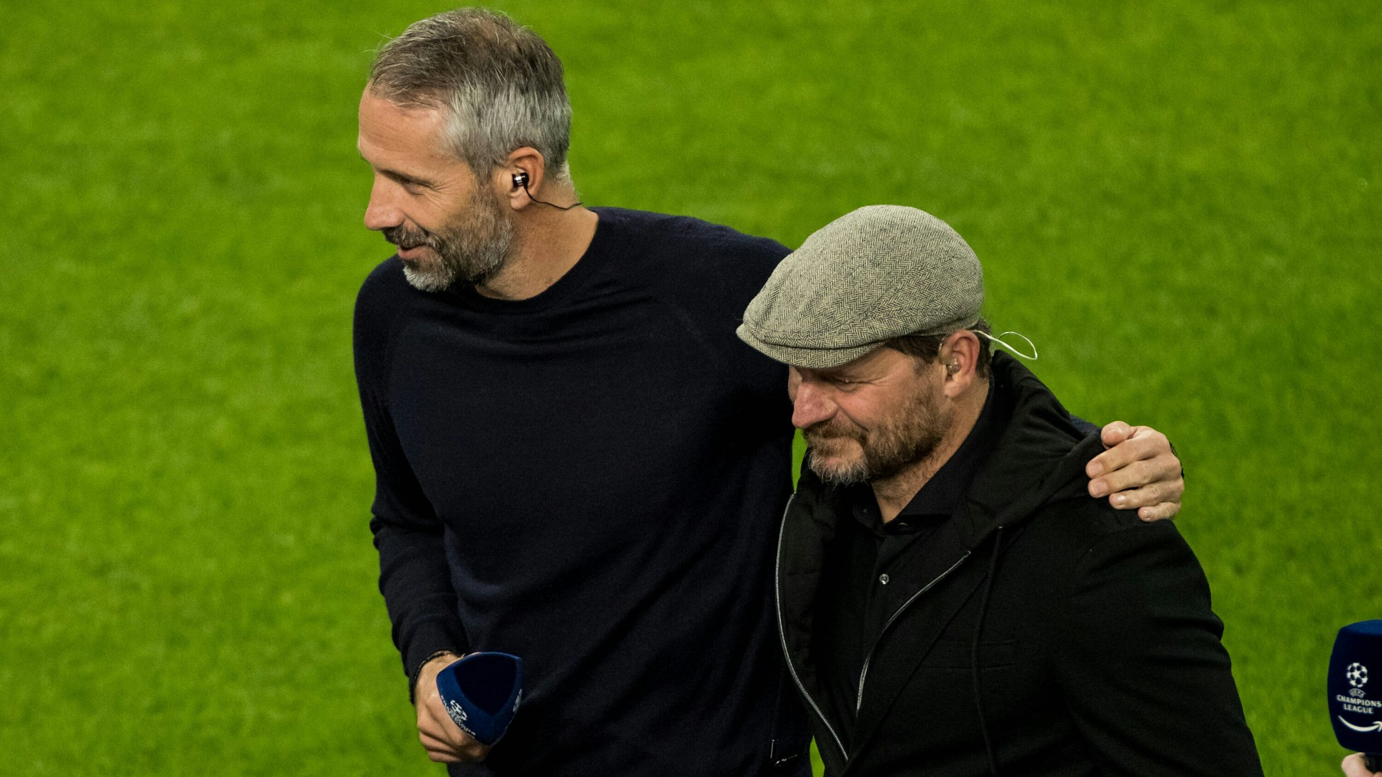 Marco Rose von Borussia Dortmund legt den Arm um Steffen Baumgart.